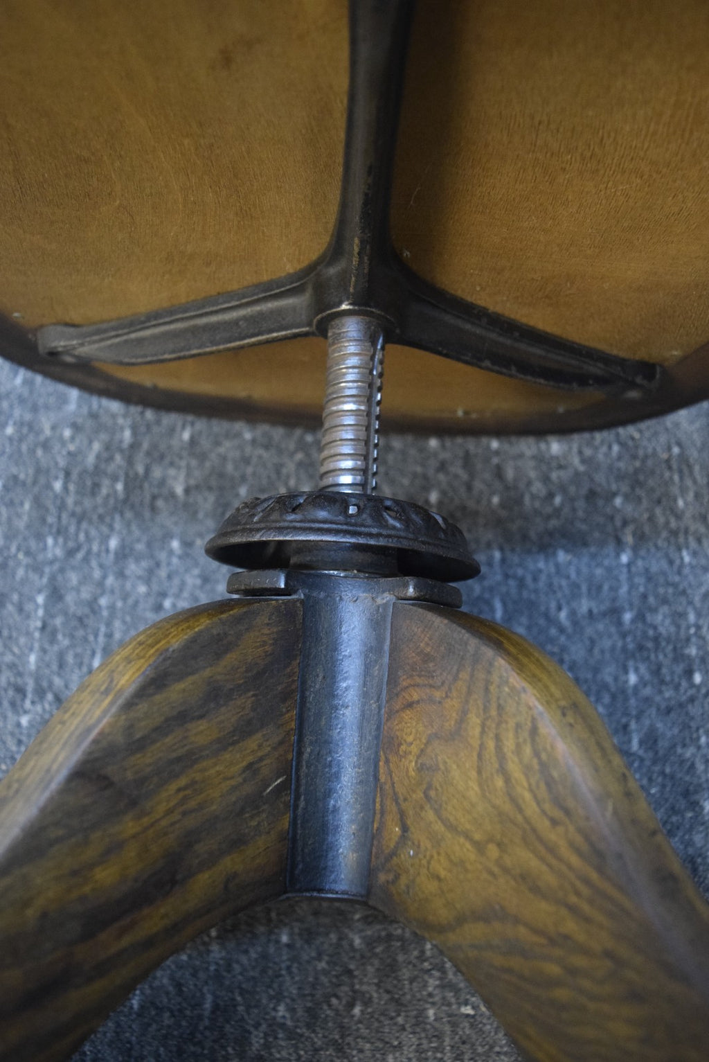Antiker Eichen Bürodrehstuhl Gründerzeit Banker Chair Leder Ziernägel Kapitän