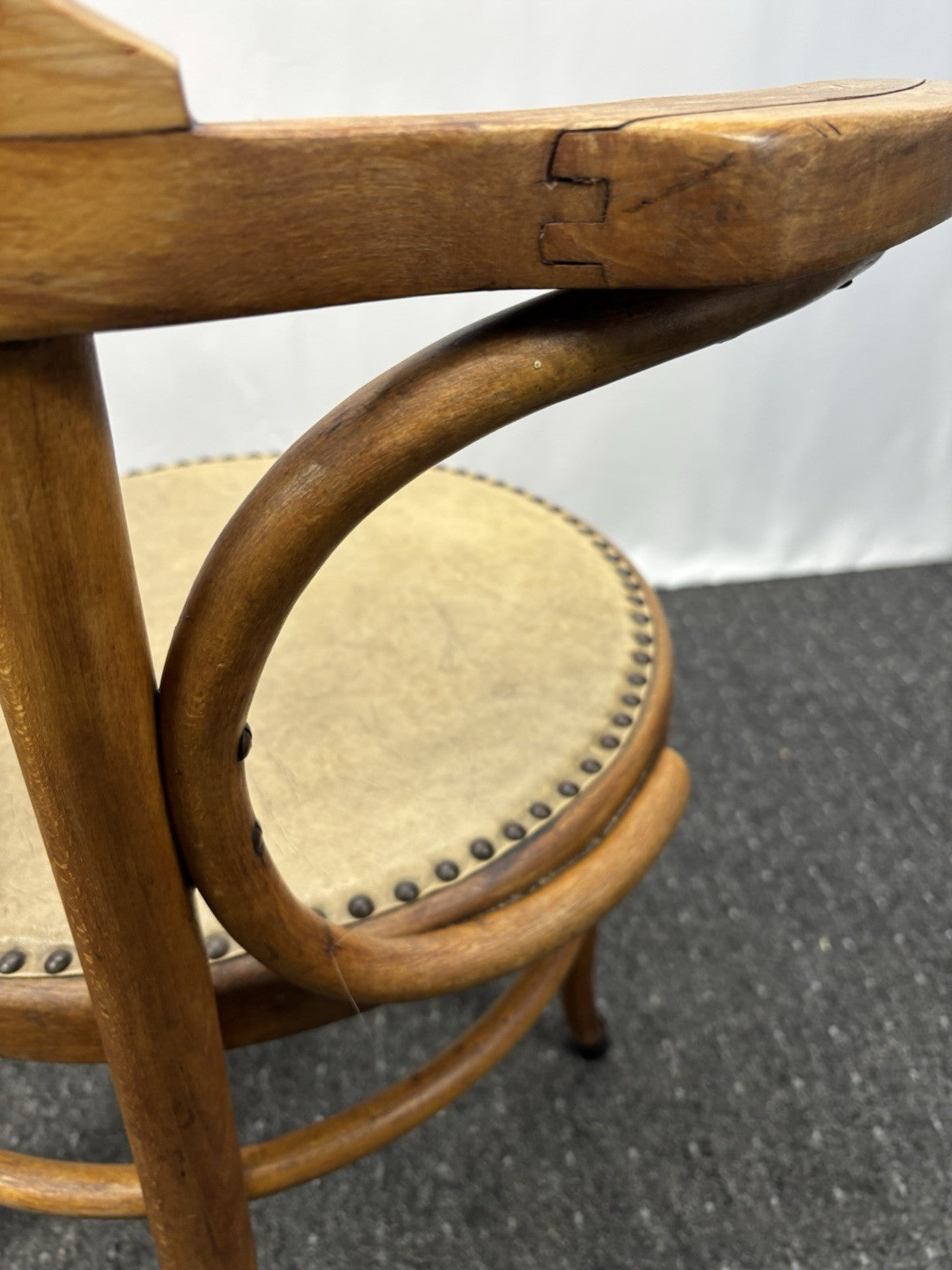 1 von 2 Armlehnstuhl  MUNDUS / Thonet Holz  Art Deco Bauhaus Büro Stuhl Leder