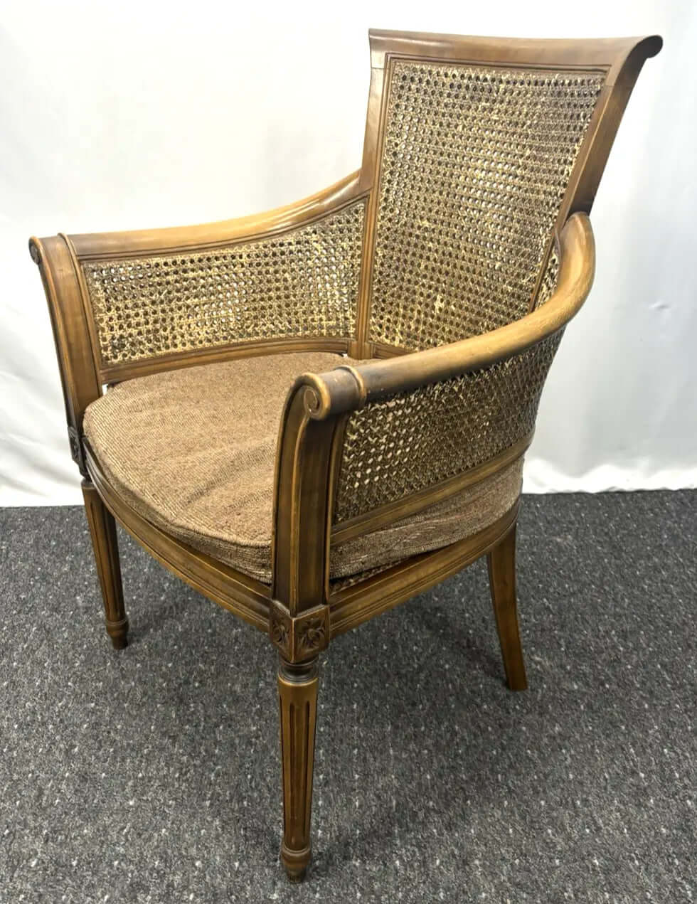 Eleganter Holzstuhl Wiener Geflecht mit Armlehnen und gepolsterter Sitzfläche im Vintage-Stil.