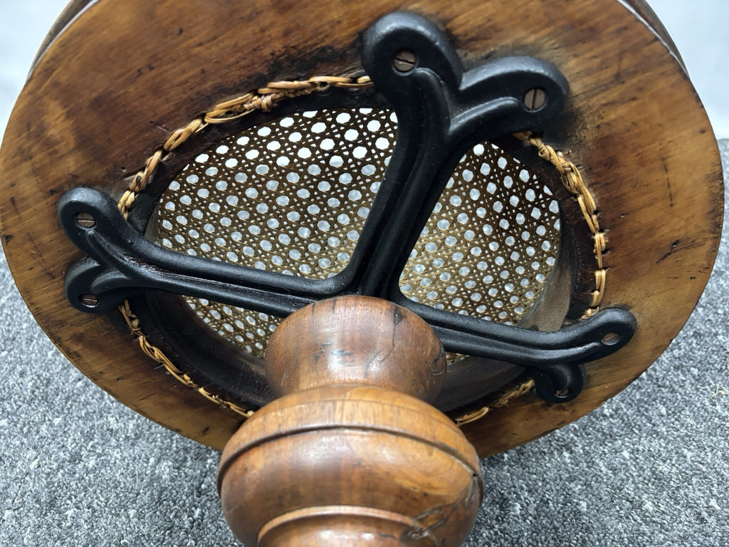 Hocker Rund Dreibein Massivholz Gusseisen Wiener Geflecht Art Deco Antik