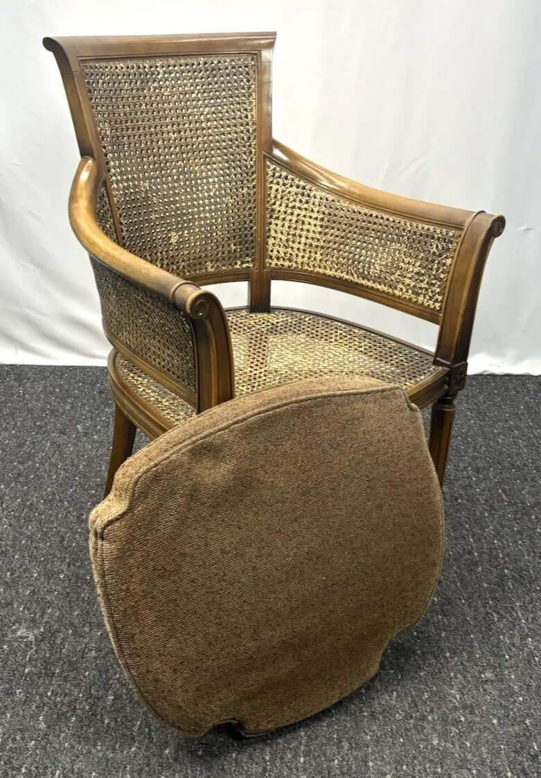 Eleganter Holzstuhl mit Wiener Geflecht & Armlehnen – Vintage / Antik-Stil