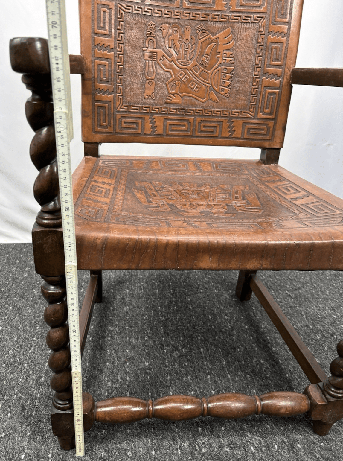 Antiker Armlehnstuhl mit geprägtem Leder Massivholz Handarbeit Kolonialstil - Wesel Antik Kunst Vintage
