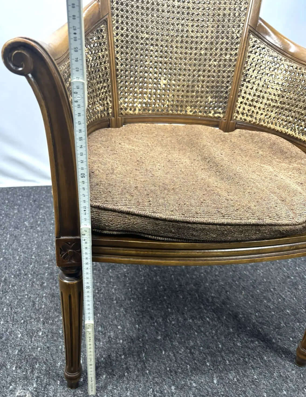 Eleganter Holzstuhl mit Wiener Geflecht & Armlehnen – Vintage / Antik-Stil