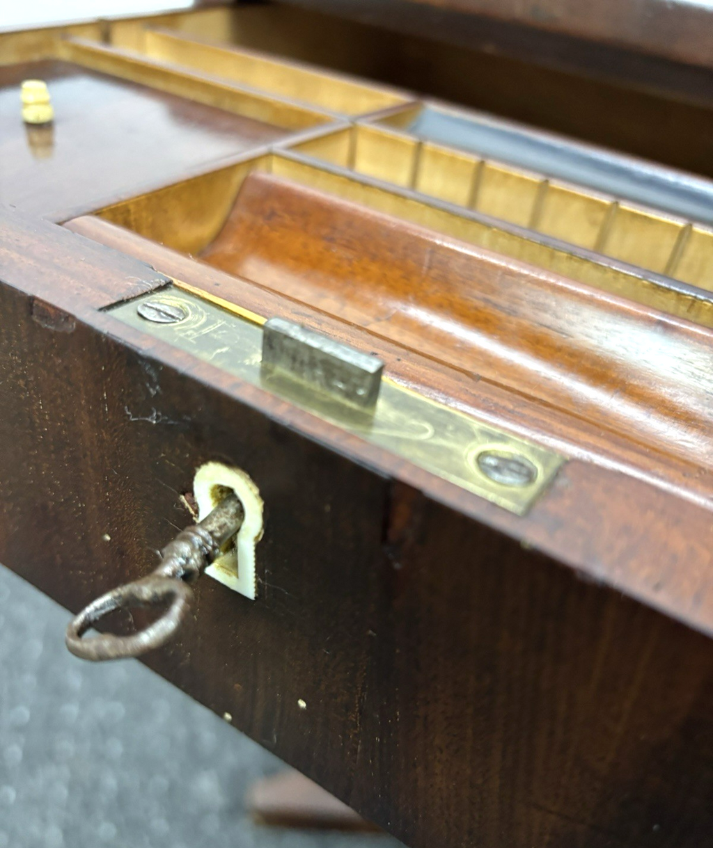 Nähtisch Beistelltisch Nachttisch Massivholz Nussbaum Biedermeier Antik ca. 1850