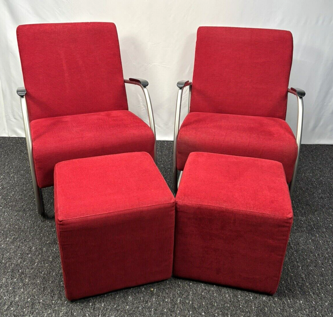 Bauhaus Freischwinger Sessel mit Hocker in Rot, zwei Sessel und zwei Hocker aus hochwertigem Stahlrohr.