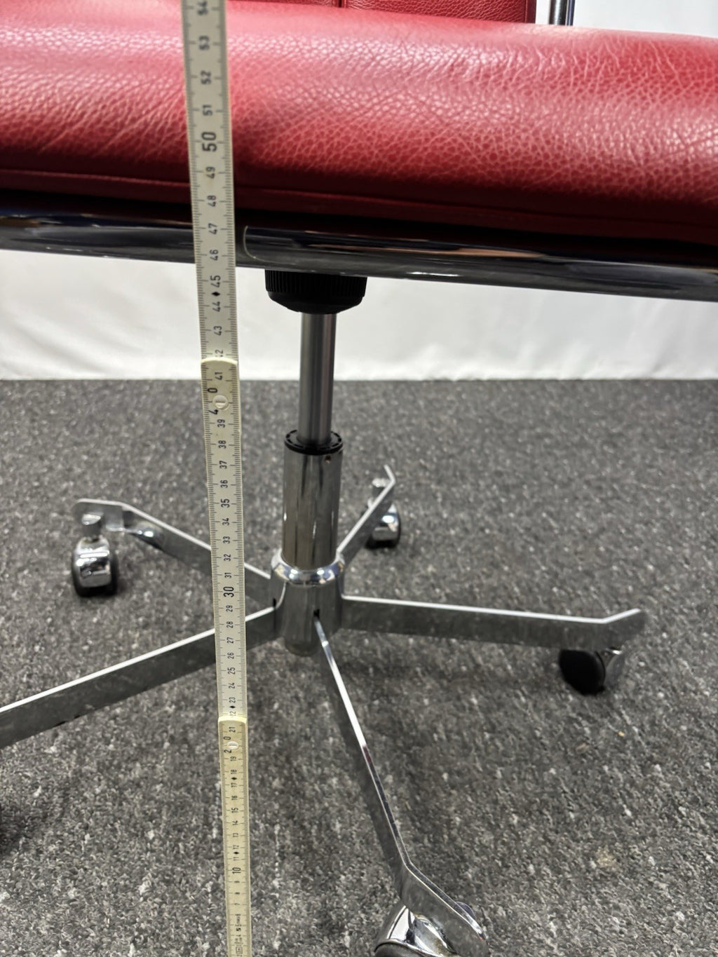 1 von 2 Schreibtischstuhl D12 von Tecta Büro Drehstuhl  Leder Rot Vintage