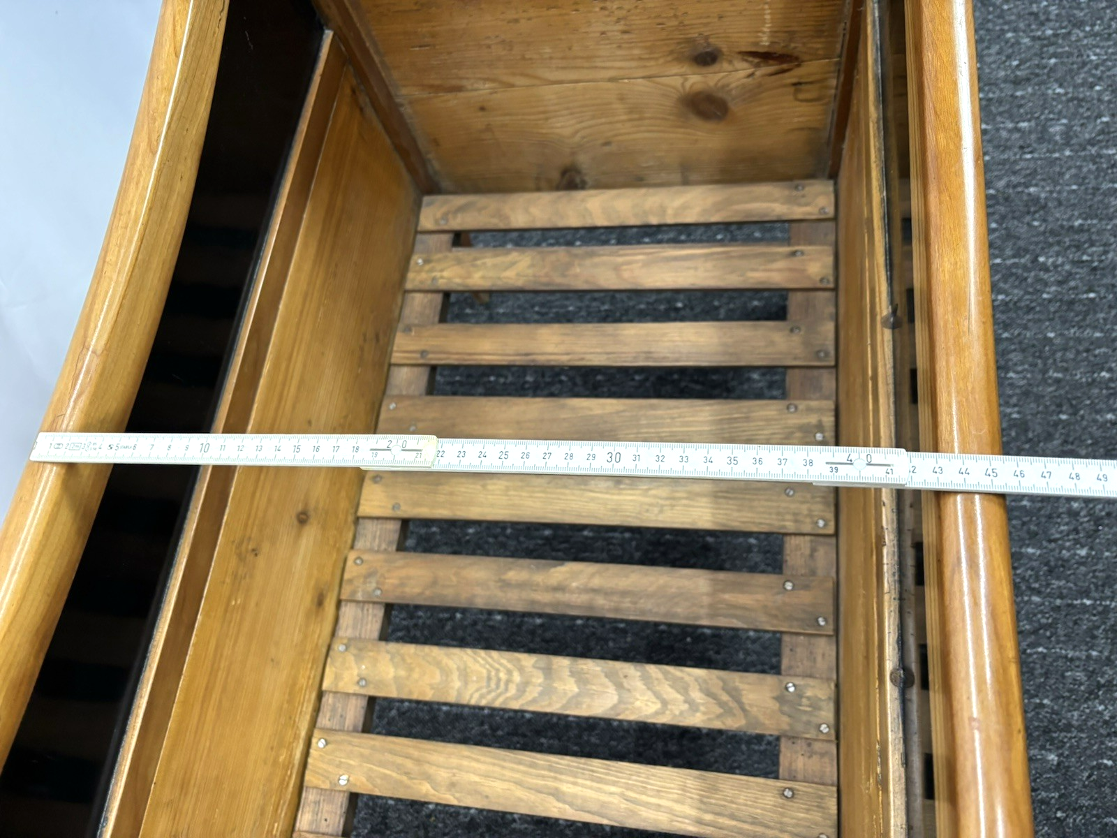 Kinderbett/ Puppenbett  Biedermeier mit Lattenrost Kirsche um 1850