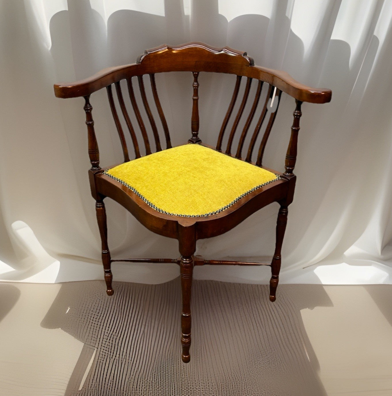 Eckstuhl Schminkstuhl Captain Chair Vintage Holz gepolsterter Sitz Art Deco