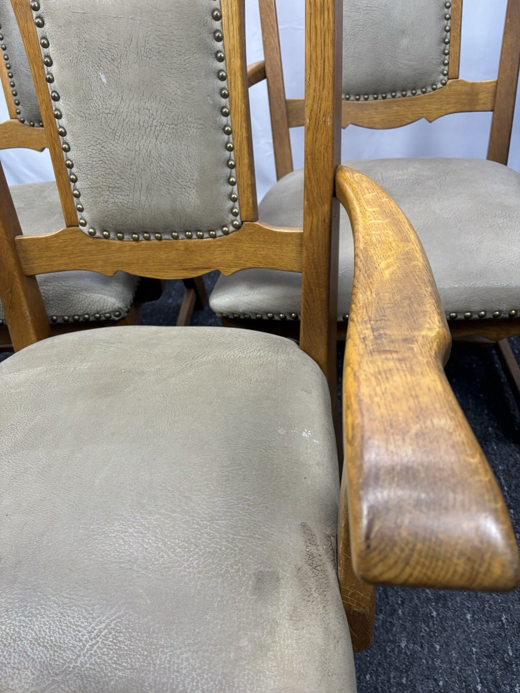2x Massiver Holzstuhl mit Armlehnen – Vintage / Landhausstil – Leder gepolstert