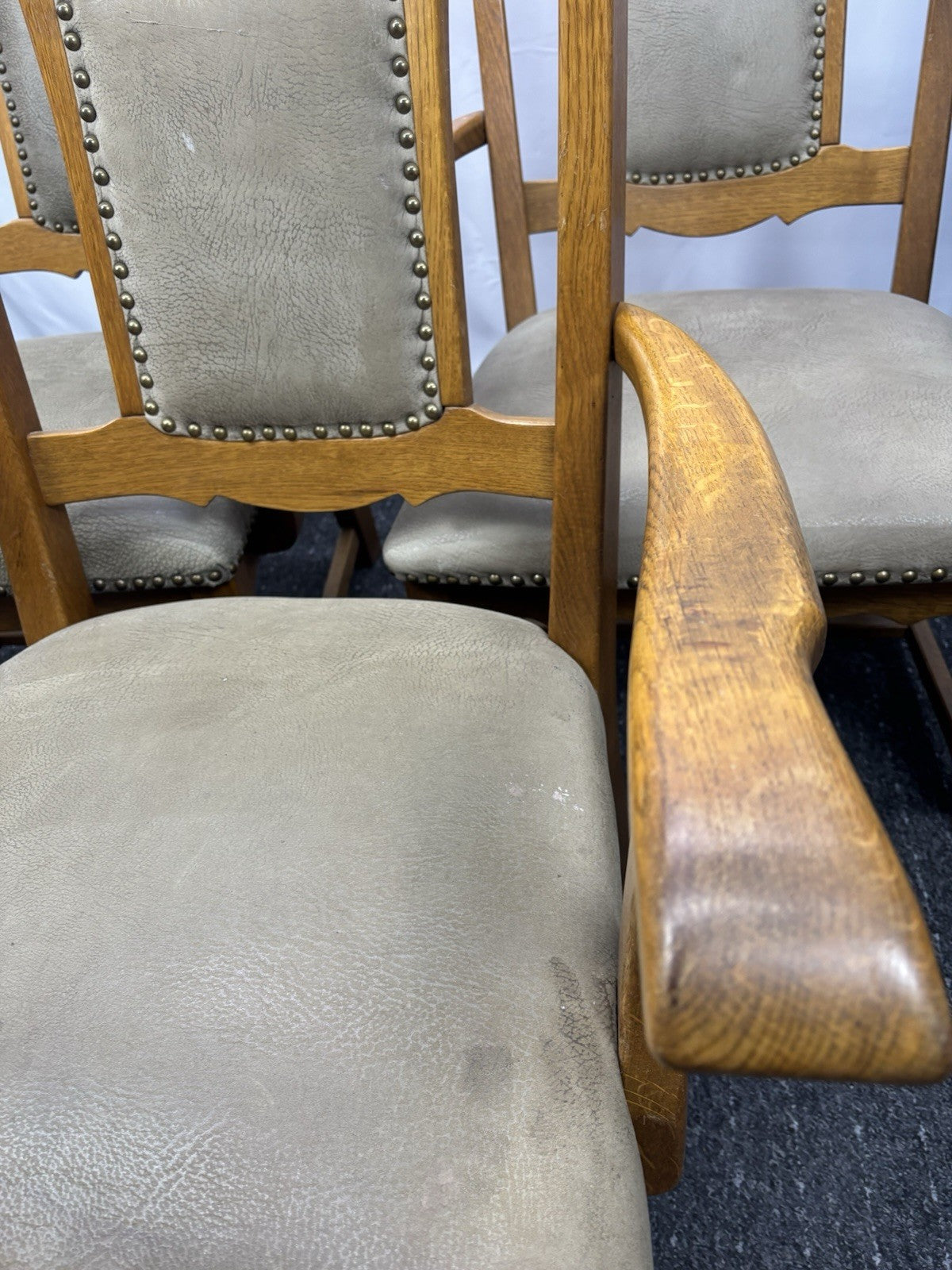 2x Massiver Holzstuhl mit Armlehnen – Vintage / Landhausstil – Leder gepolstert