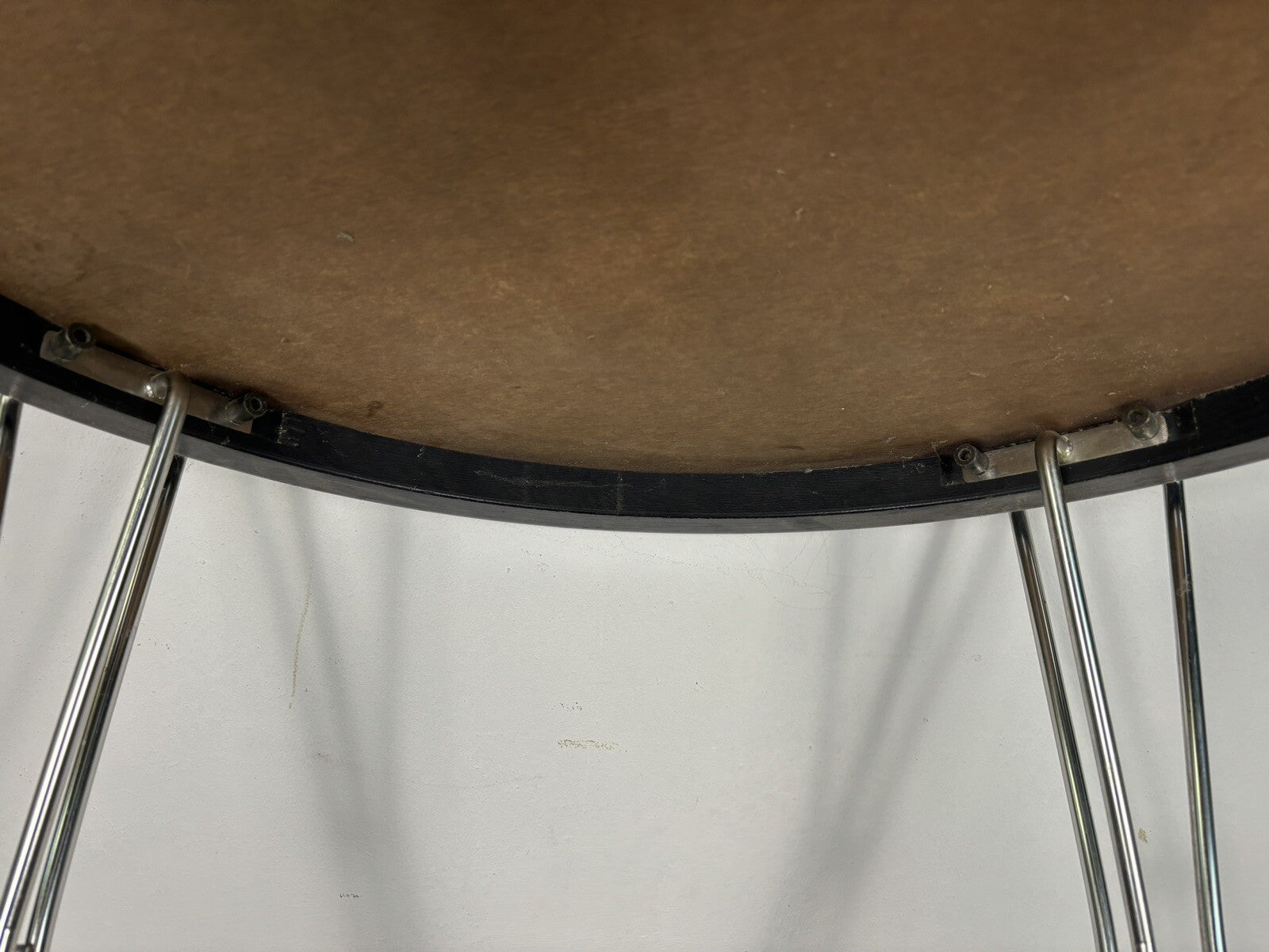 1 von 2 Design Stehtisch Borge Lindau für Architonics Bauhaus Vintage Edelstahl