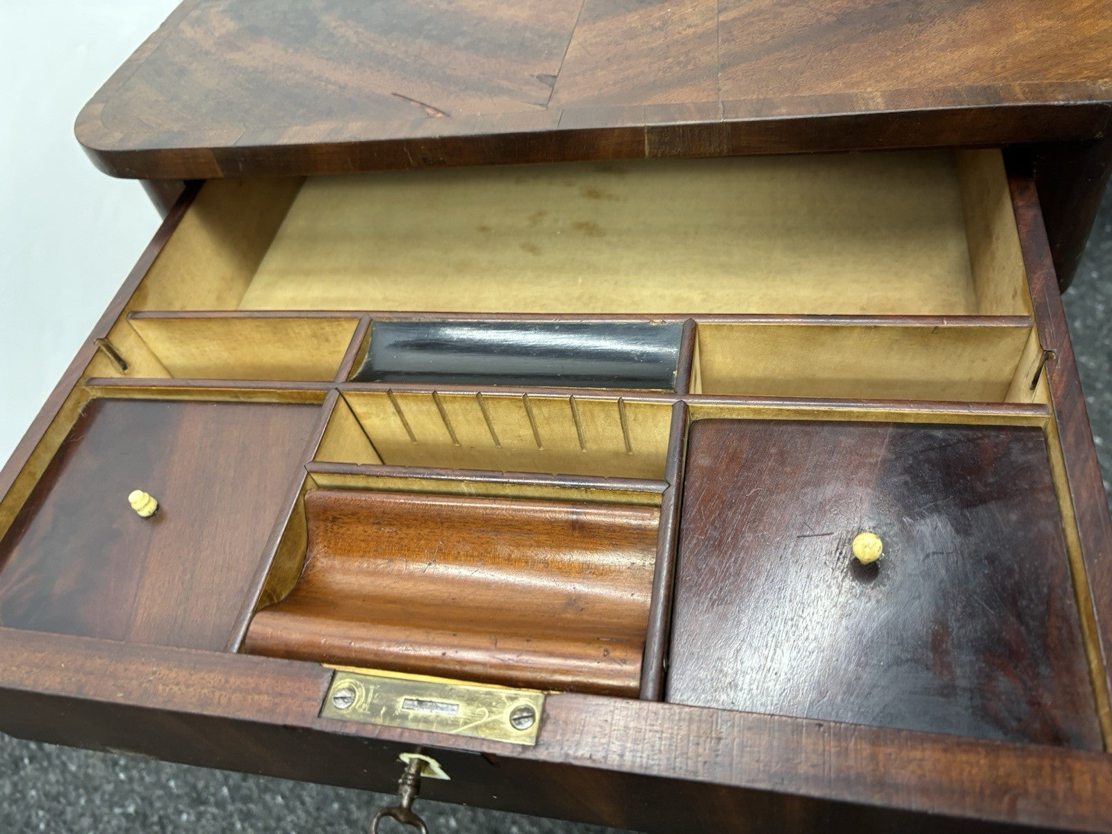 Nähtisch Beistelltisch Nachttisch Massivholz Nussbaum Biedermeier Antik ca. 1850