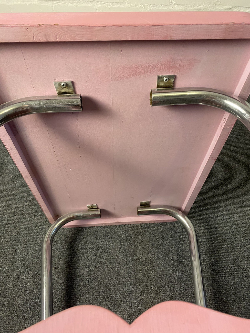 Beistelltisch mit Zeitungsfach, Stahlrohrmöbel, Holz, pink, Zeitungsständer