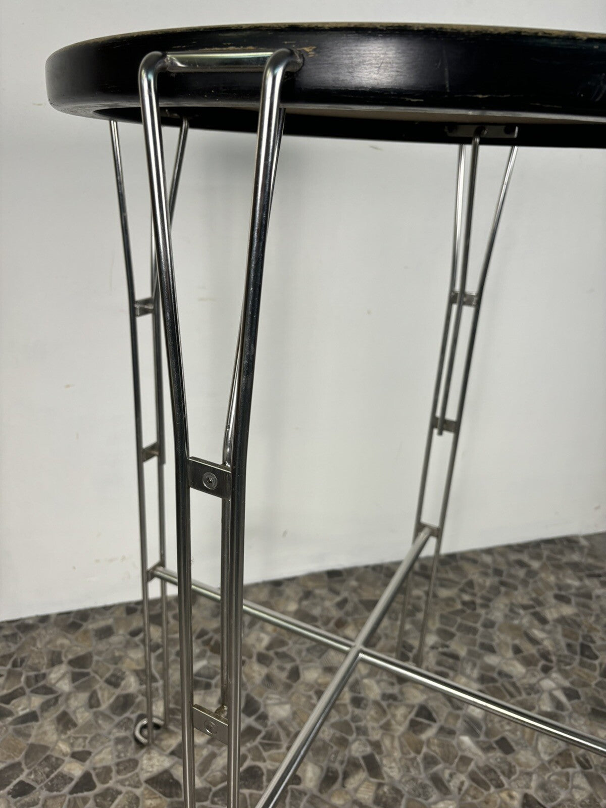 1 von 2 Design Stehtisch Borge Lindau für Architonics Bauhaus Vintage Edelstahl