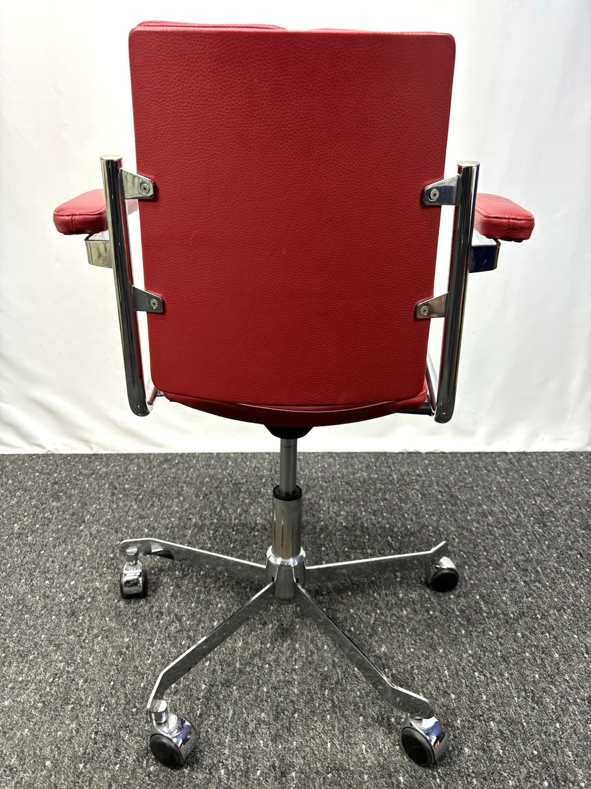 1 von 2 Schreibtischstuhl D12 von Tecta Büro Drehstuhl  Leder Rot Vintage