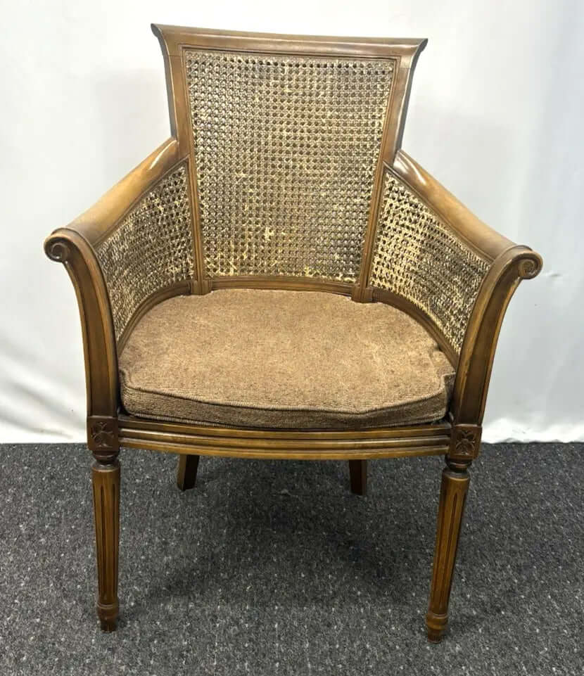 Eleganter Holzstuhl Wiener Geflecht mit Armlehnen und gepolsterter Sitzfläche im Vintage-Stil.