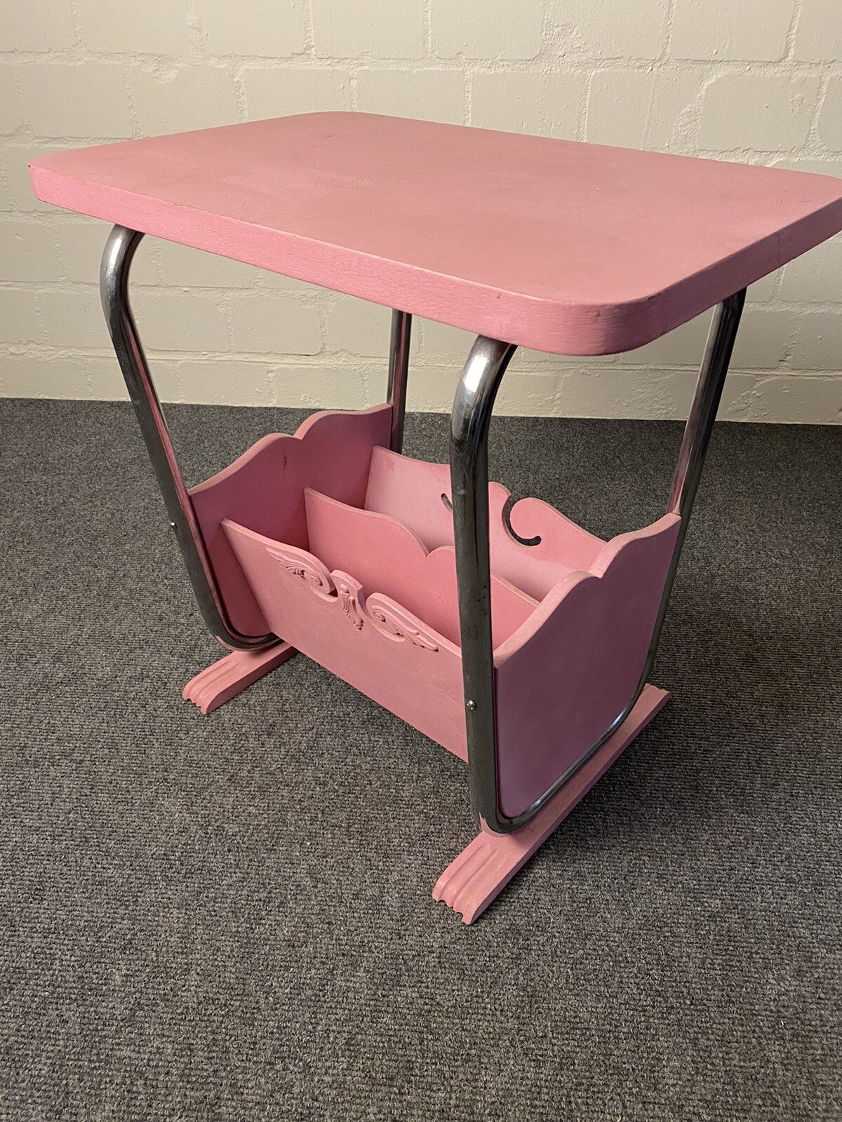 Beistelltisch mit Zeitungsfach, Stahlrohrmöbel, Holz, pink, Zeitungsständer