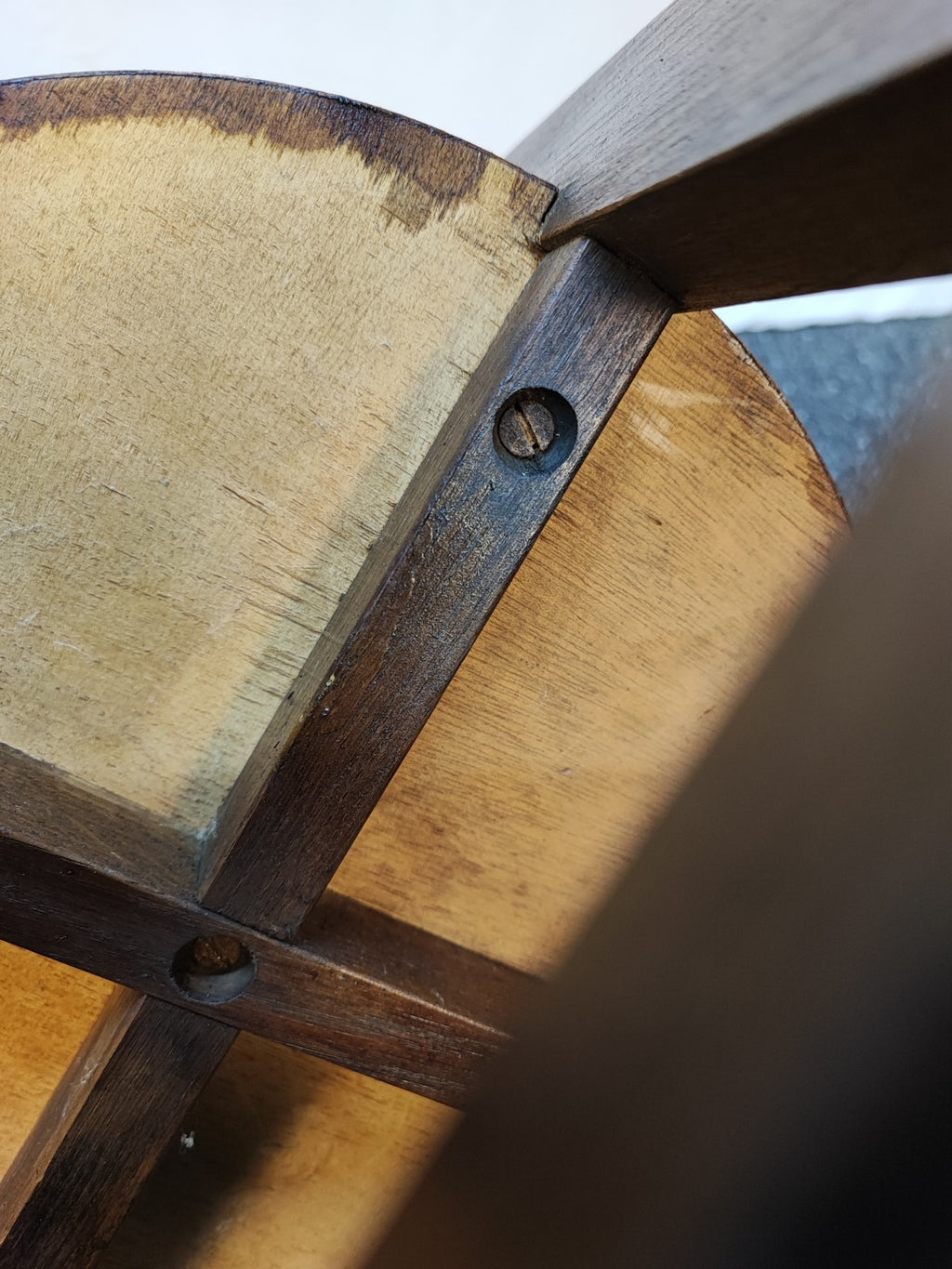 Art Déco Beistelltisch Eiche 2-stöckig Rund 1920er Vintage Kreuzfuß Massivholz